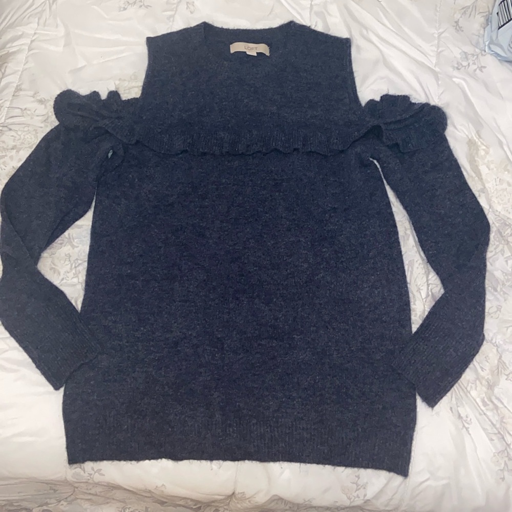 SOFT AND UNIQUE LOFT COLD SHOULDER RUFFLE FRONT SWEATER 🎀💙🍄💐sz med